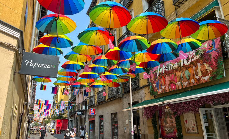 chueca sombrillas arcoiris 770x466 1